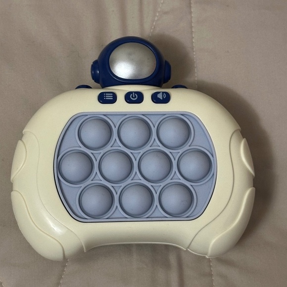 Quick push pop/fidget game. - Picture 2 of 11